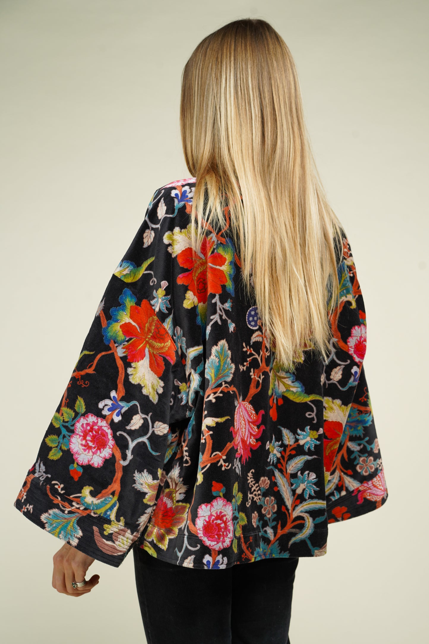 27. KIMONO VELOUR NOIR FLEURS