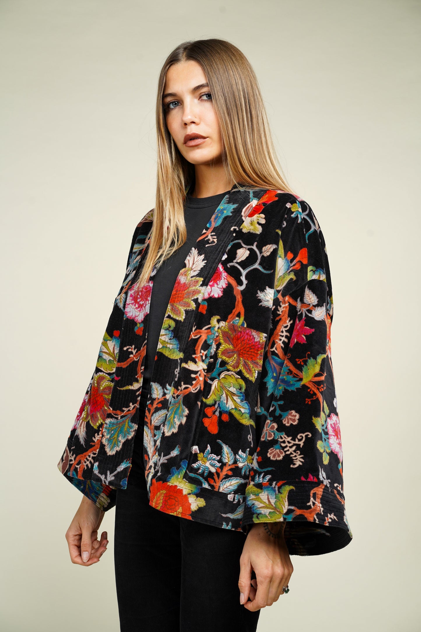 27. KIMONO VELOUR NOIR FLEURS