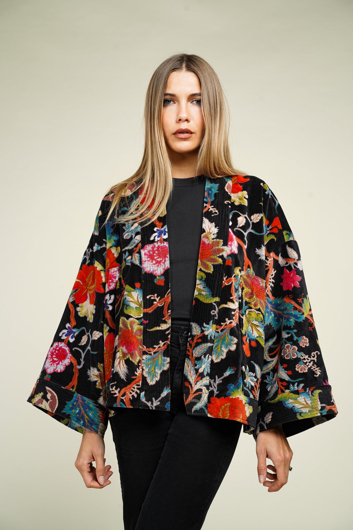 27. KIMONO VELOUR NOIR FLEURS