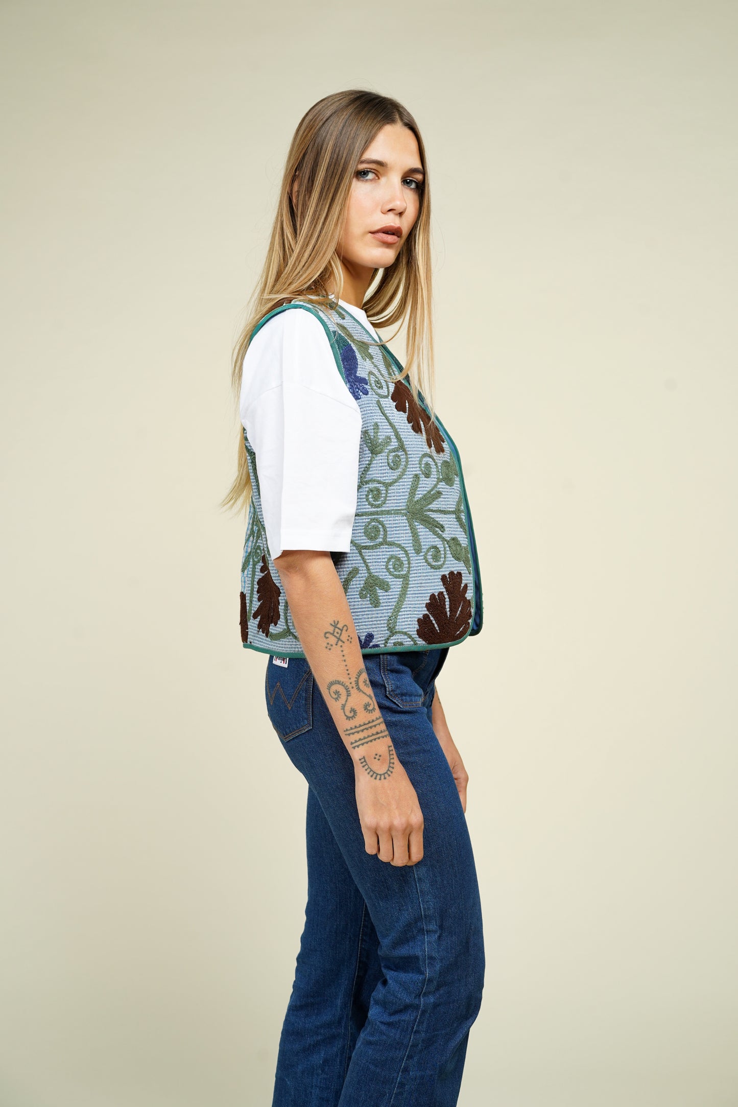 6. GILET EN KANTHA & SUZANI